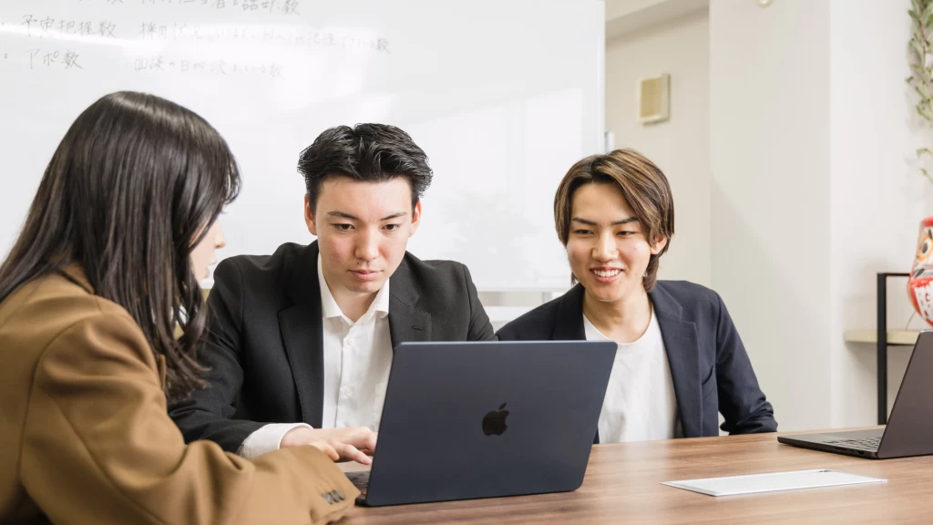 【就活で無双できる！採用のプロたちと働く環境】元リクルート全国トップクラスの事業責任者の元で営業経験を積む｜時給1,500円〜＠大阪