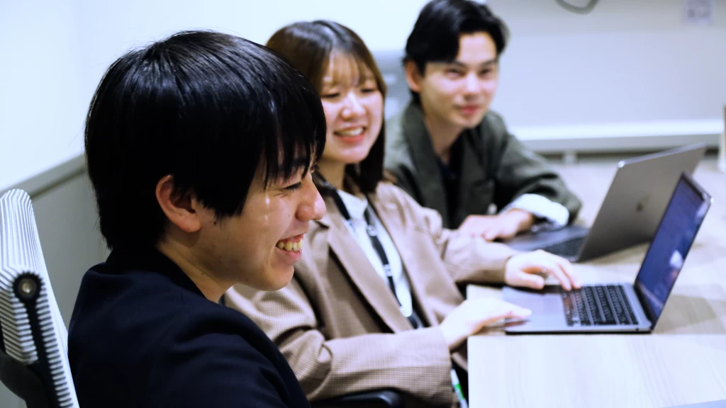 【SNSディレクター職】全業界全業種のクライアントに向き合う仕事（大学4年生まで全学年大歓迎！）